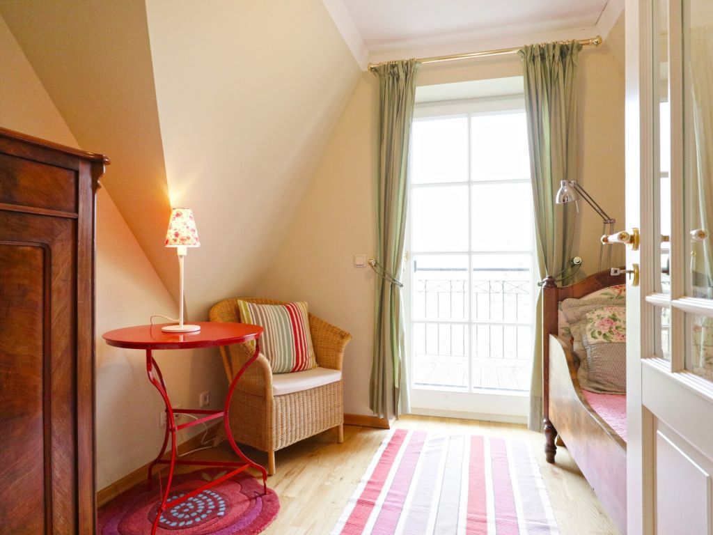 Wildrose - Blick in das kleine Schlafzimmer im OG mit Balkon