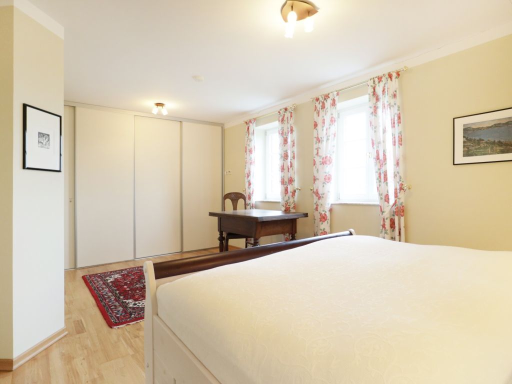 Wildrose - Blick in das Schlafzimmer im OG mit großem Kleiderschrank