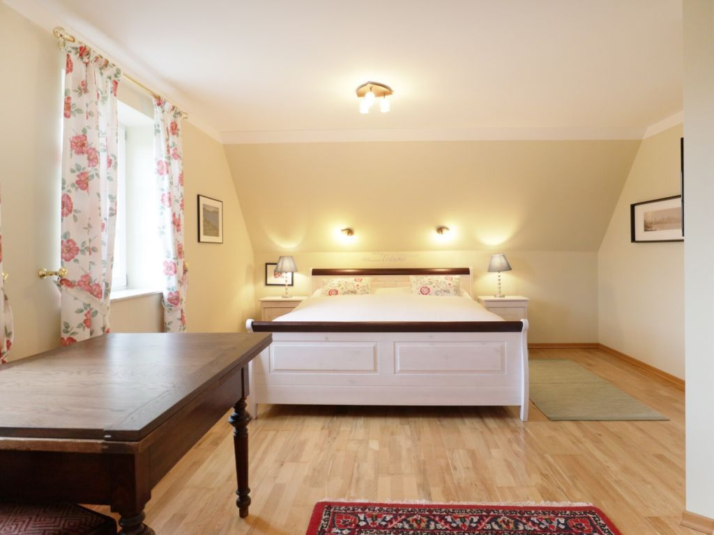 Wildrose - Blick in das Schlafzimmer im OG mit großem Kleiderschrank