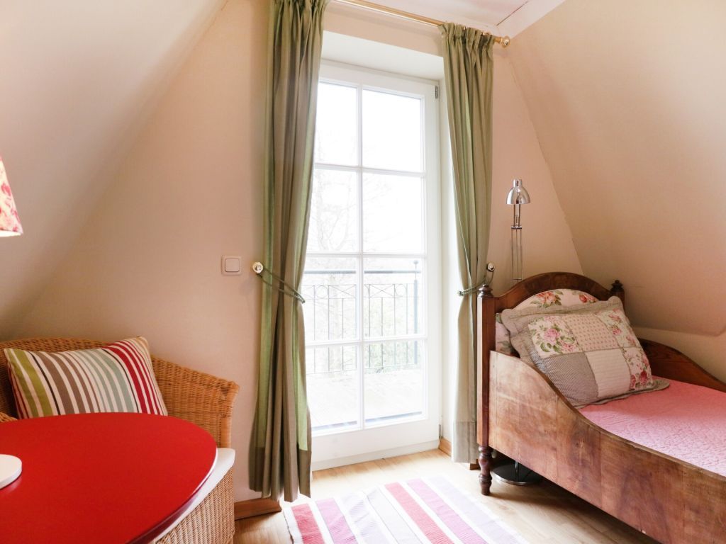 Wildrose - Blick in das kleine Schlafzimmer im OG mit Balkon