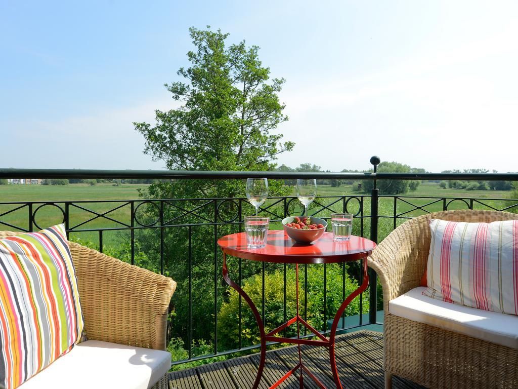 Wildrose - Blick auf den Balkon mit Blick ins Grüne