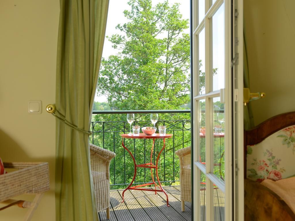 Wildrose - Blick vom Schlafzimmer auf den Balkon