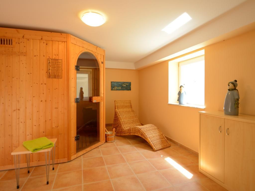Wildrose - Blick auf die Sauna