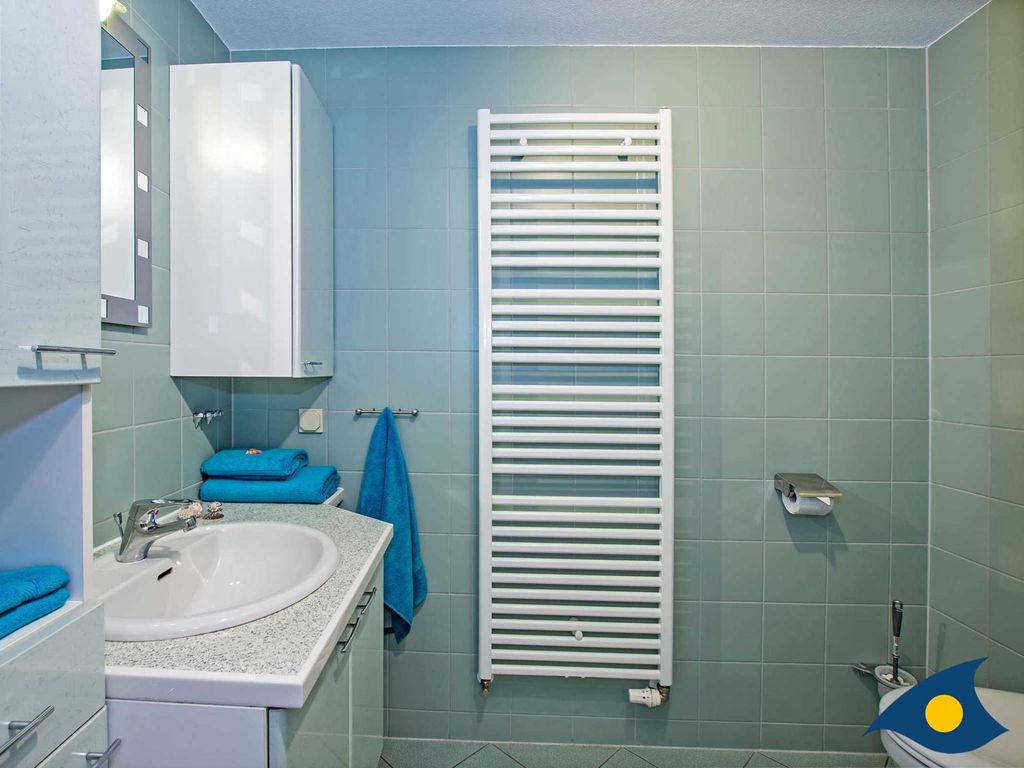 Badezimmer mit Dusche und WC im EG
