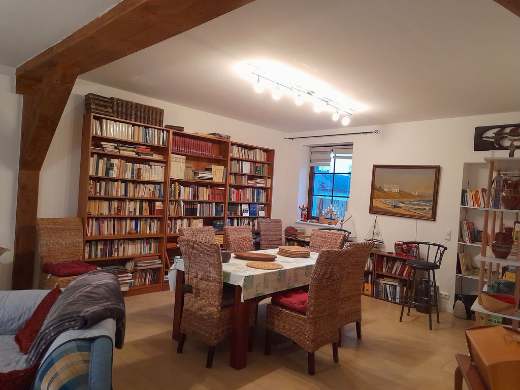 Bücherregal mit Sitzecke