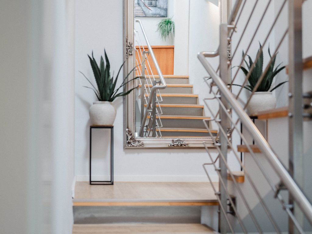 Maison Art Hausflur mit Treppe