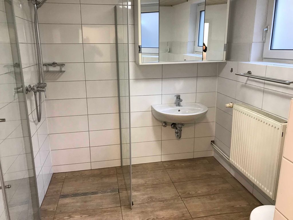 Bad mit Dusche und WC im EG