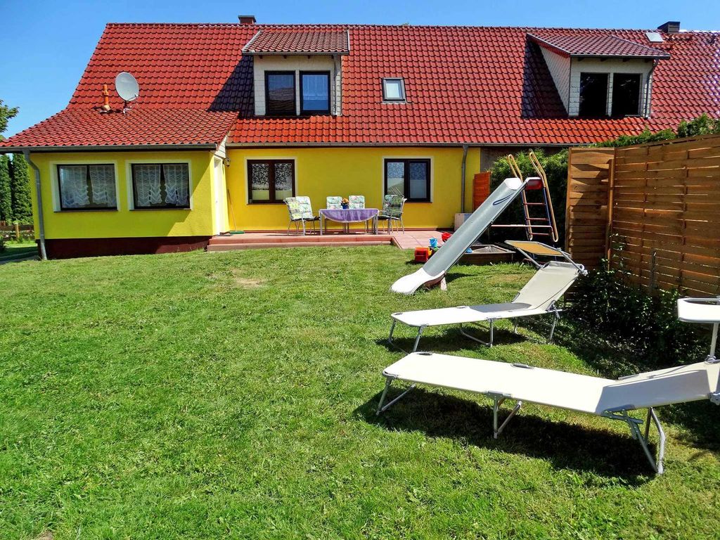 Terrasse und Wiese hinter dem Haus