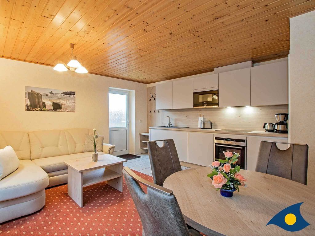 Wohnzimmer mit Essbereich und Küchenzeile