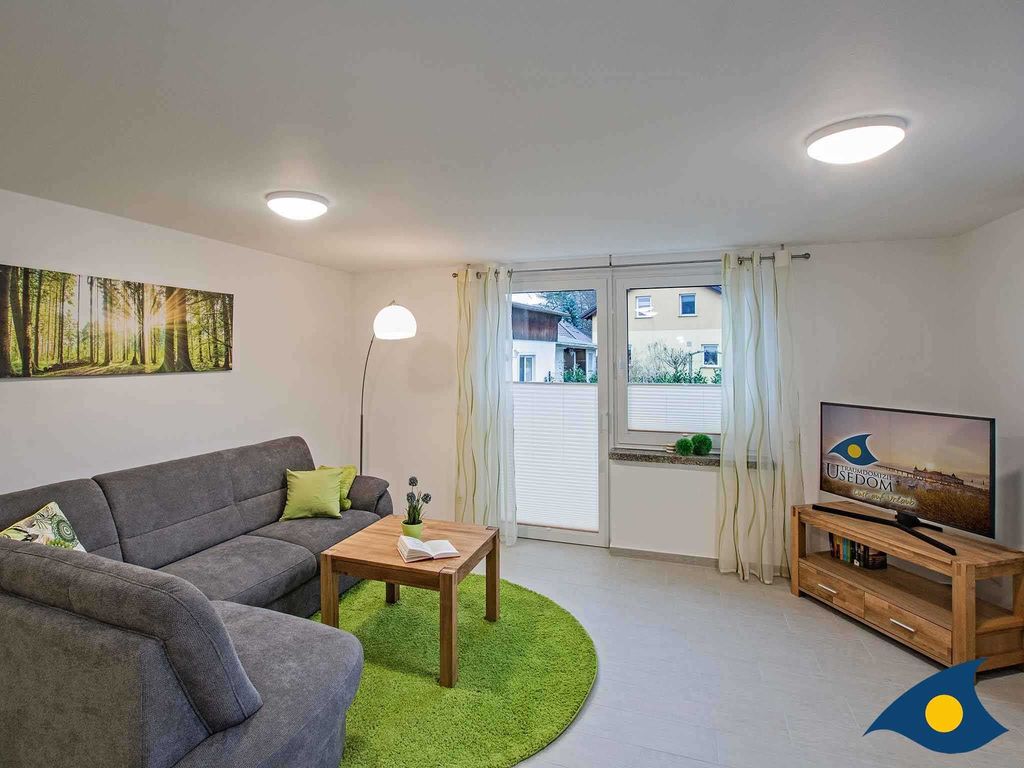 Wohnzimmer mit Zugang zur Terrasse