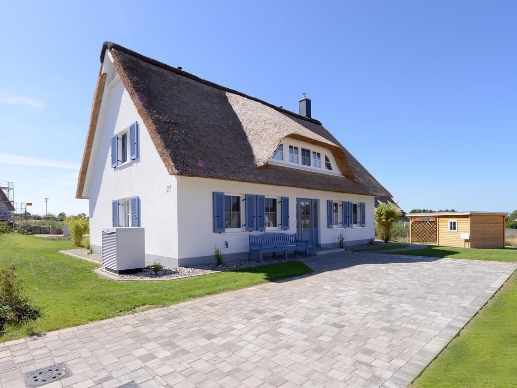 Strandbank - Blick auf das bezaubernde Ferienhaus unter Reet