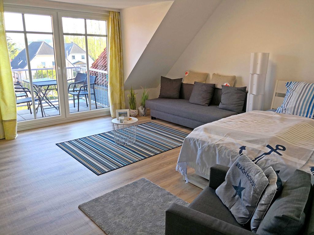 Wohn- Schlafzimmer Nr.1 mit Blick in Richtung Balkon