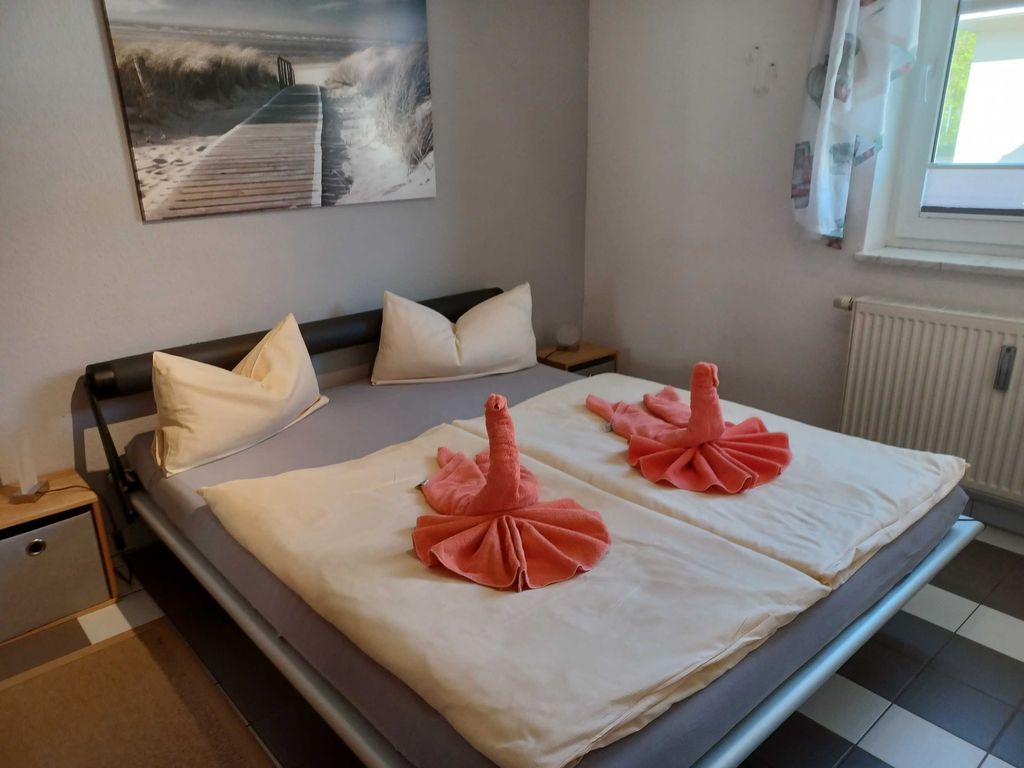 Schlafzimmer mit Doppelbett 
1,60 x 2,00 m, Bettwäsche und Handtücher zubuchbar