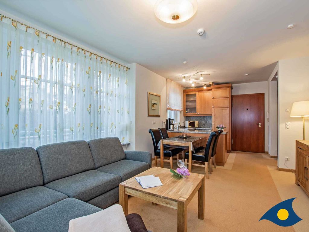 Wohnzimmer mit Essbereich und Küchenzeile