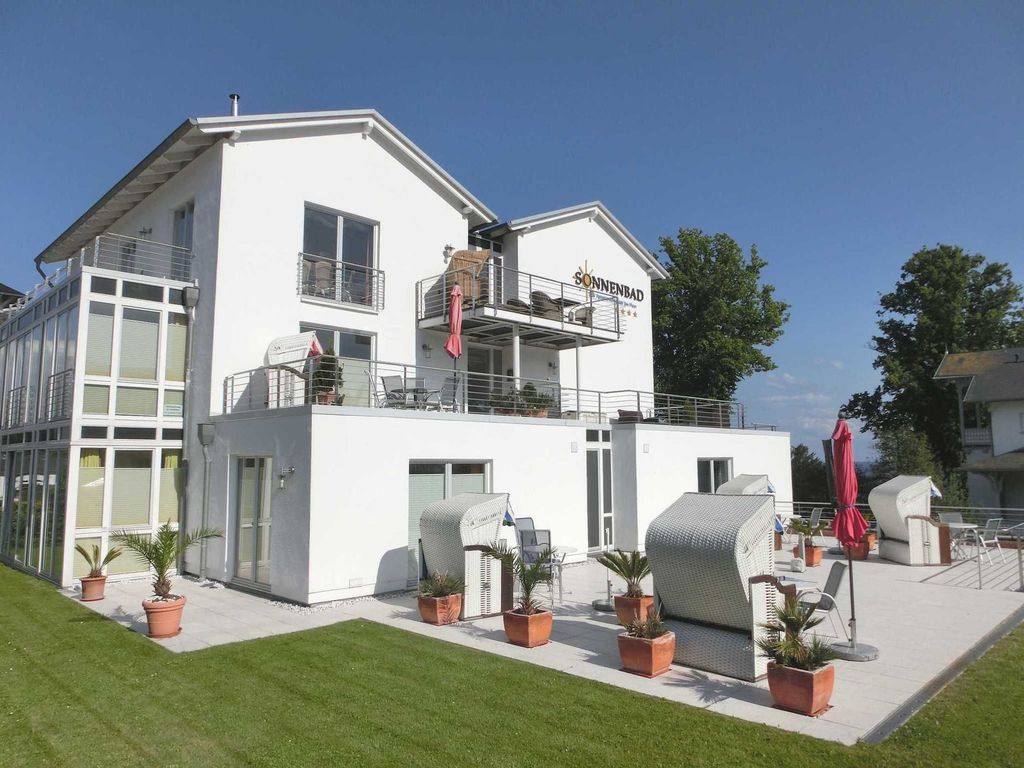 Haus Sonnenbad Sassnitz – heller Wohnbereich einer Ferienwohnung