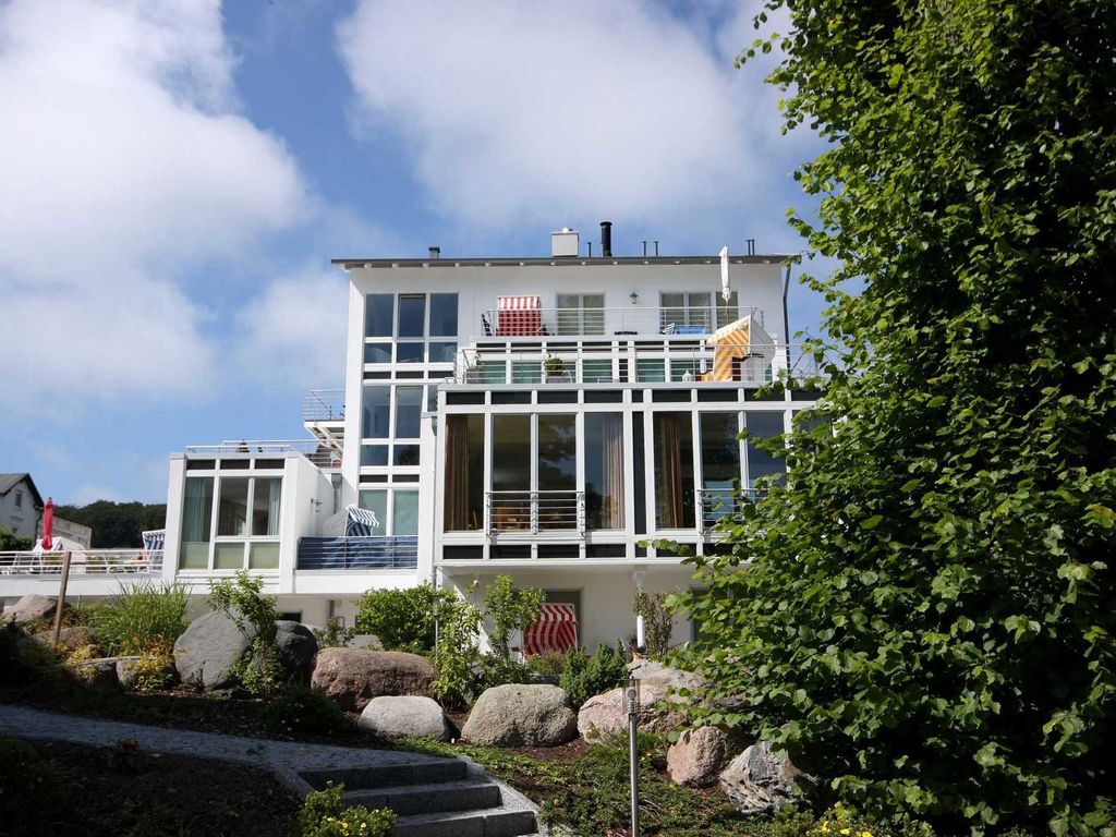 Haus Sonnenbad Sassnitz – Küche mit Essplatz und Fensterfront ins Grüne