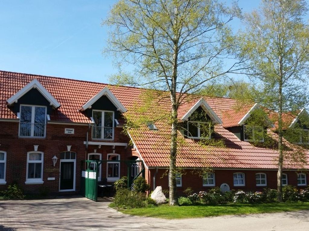 Vordereingang links der Bauernhaus 1 Wohnung an einer ruhigen Strasse