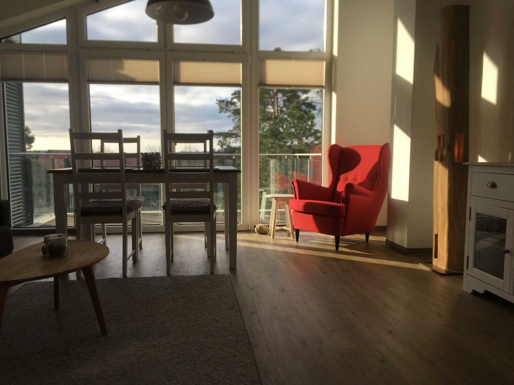 Wohnbereich mit angrenzendem Balkon