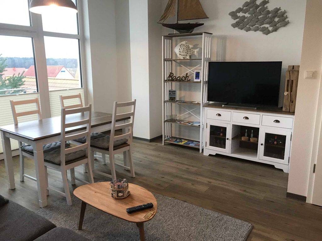 Wohnbereich mit angrenzendem Balkon