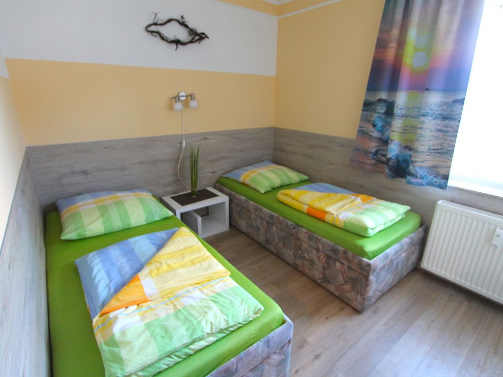 Schlafzimmer mit zwei Einzelbetten