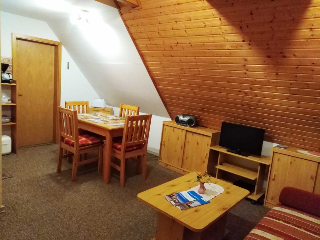 Wohnbereich mit Blick auf auf die Küche