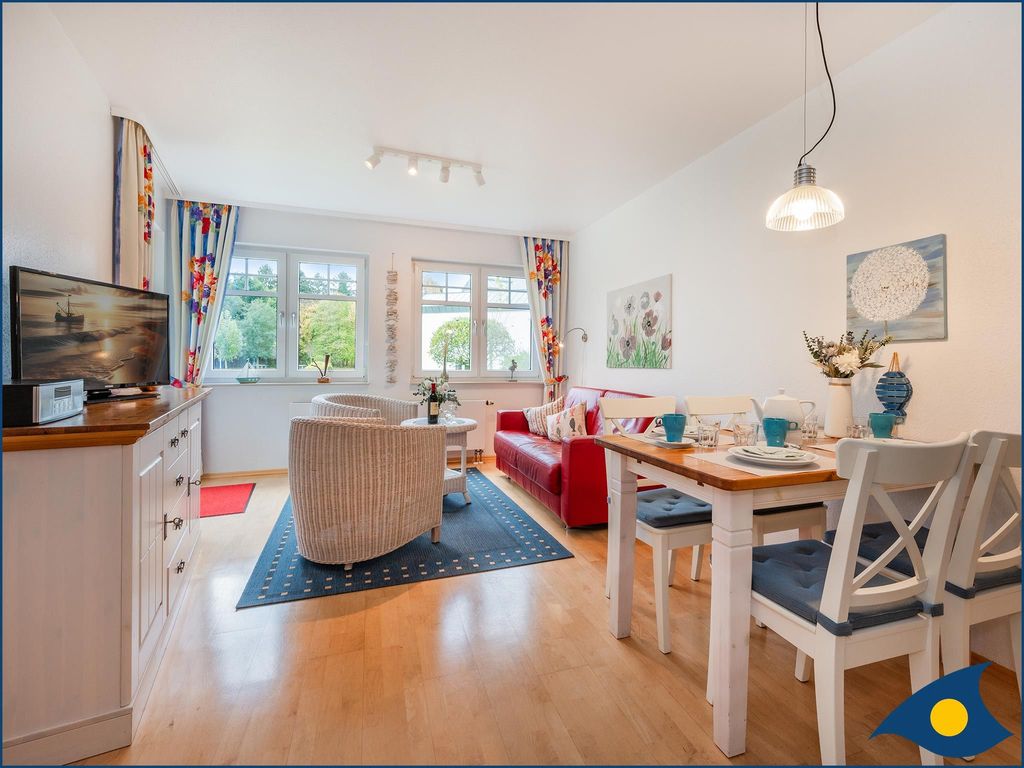 Wohnzimmer mit offener Küche und Zugang zur Terrasse