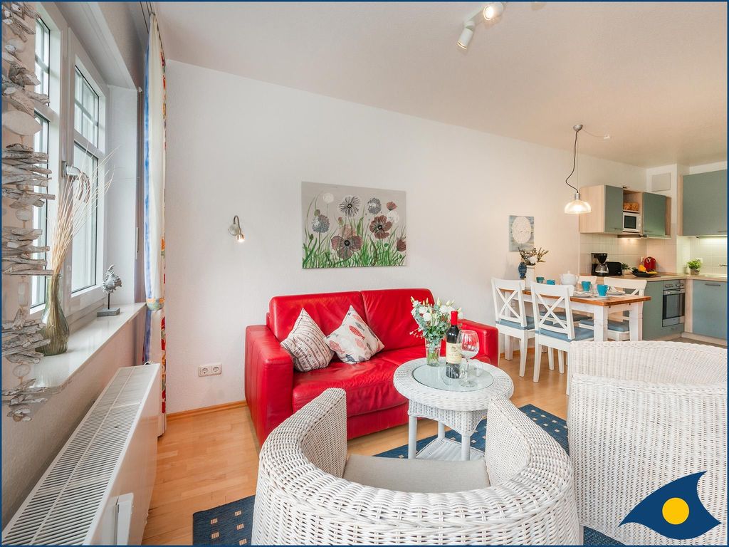 Wohnzimmer mit offener Küche und Zugang zur Terrasse