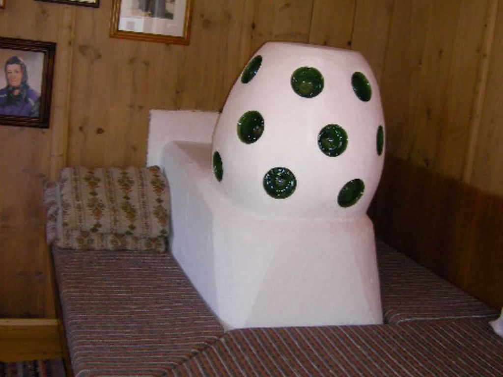 Kachelofen im Frühstücksraum