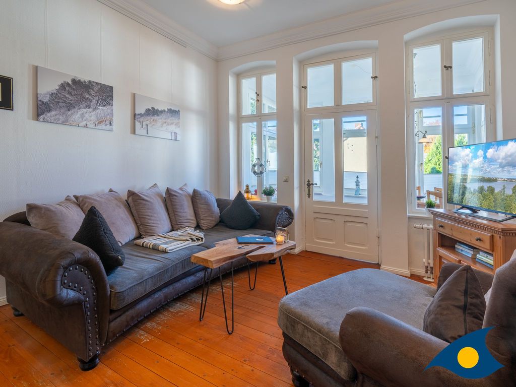 Wohnzimmer mit offener Küche und Zugang zur Loggia