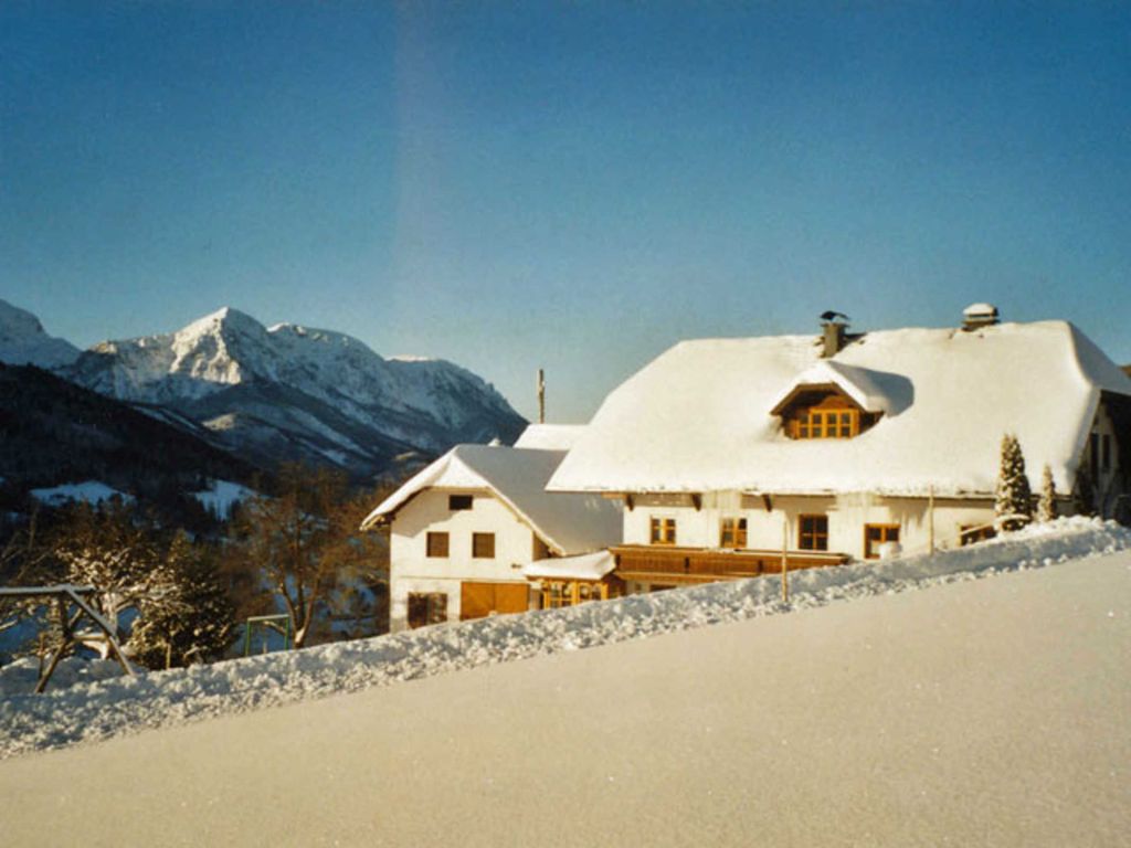 Gebirgspanorame im Hintergrund des Wohnhauses
