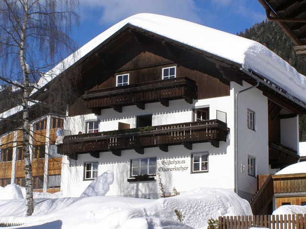 Ansicht nach Norden, unser Haus in einem tiefverschneiten Wintermantel und strahlendem Sonnenschein