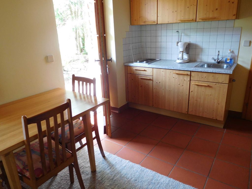 Die Wohnküche mit Tür zur eigenen Terrasse