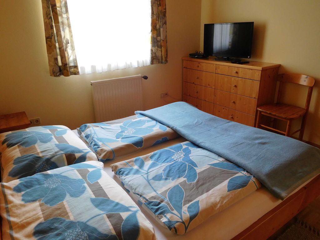 Schlafzimmer mit Doppelbett