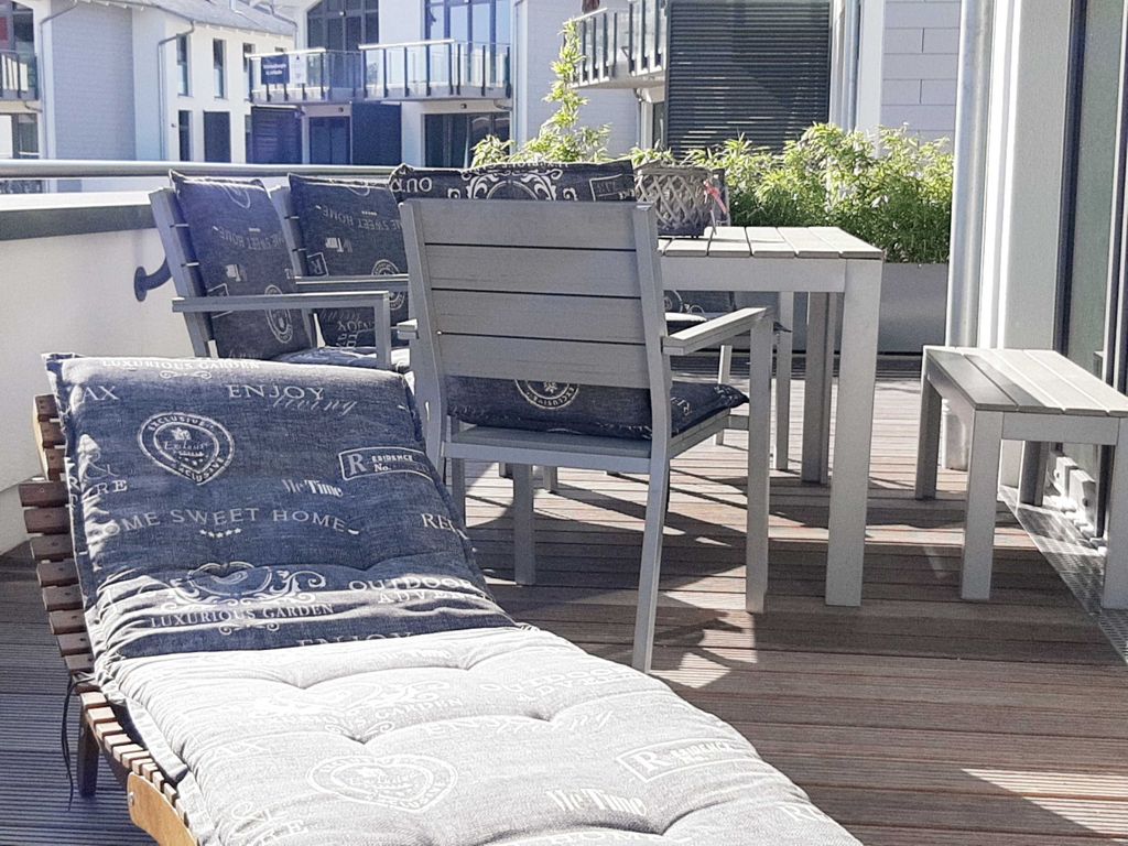 Sonnenterrasse mit Sonnenliegen