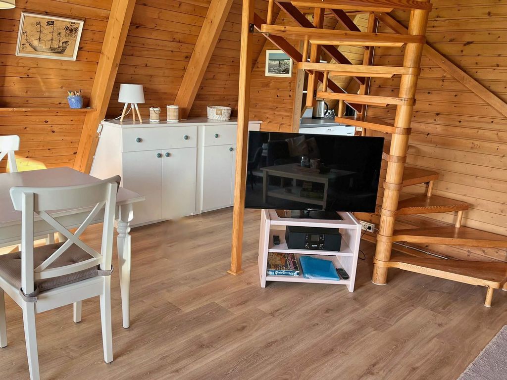 TV und Treppe zur oberen Etage