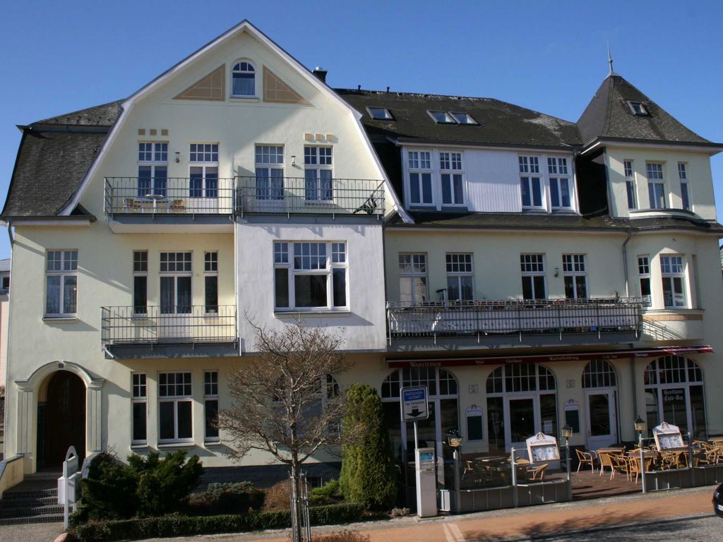 Villa Malve Bansin: Fassade mit Veranda und Balkonen