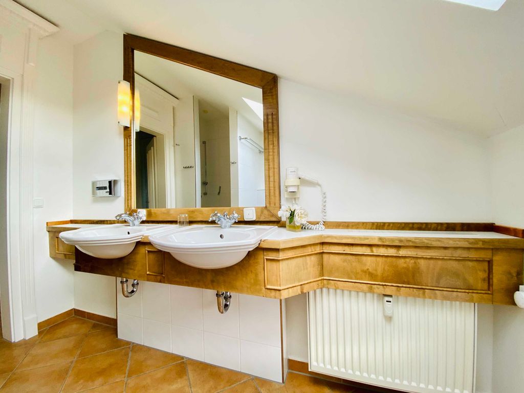 Villa Usedom 31, Bad mit Doppelwaschbecken VS Sass