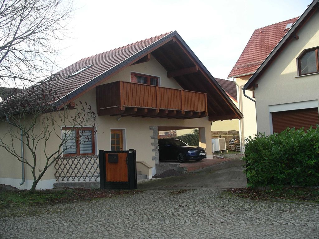 Außenansicht mit Carport