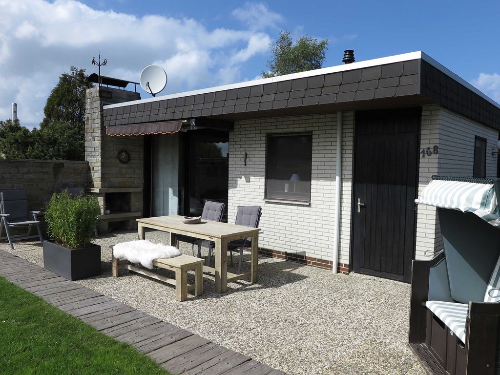 Die großzügige Terrasse bietet ausreichend Platz für die gesamte Familie.