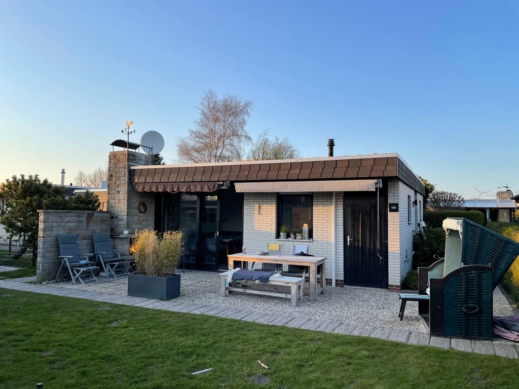 Das schöne Ferienhaus vor dem Deich in Tossens von der Südseite aus fotografiert.