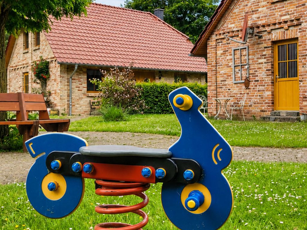 Der zentrale Kinder-Spielplatz von allen Häusern gut im Blickfeld