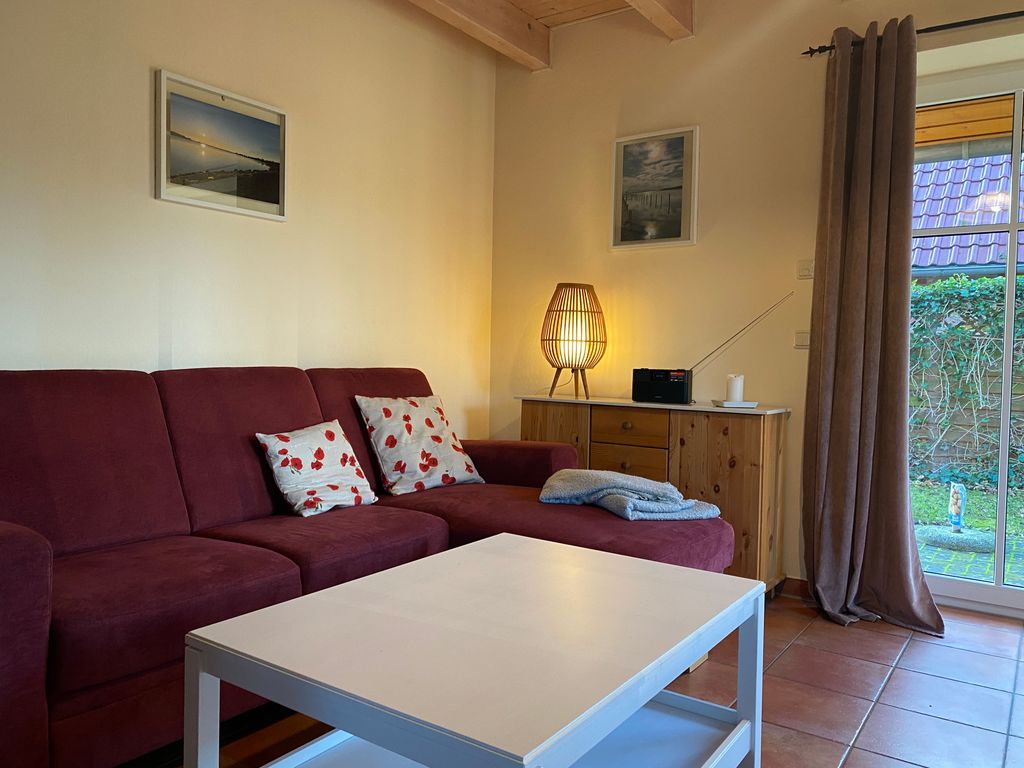 Offene Wohnküche mit Kamin und Terrasse