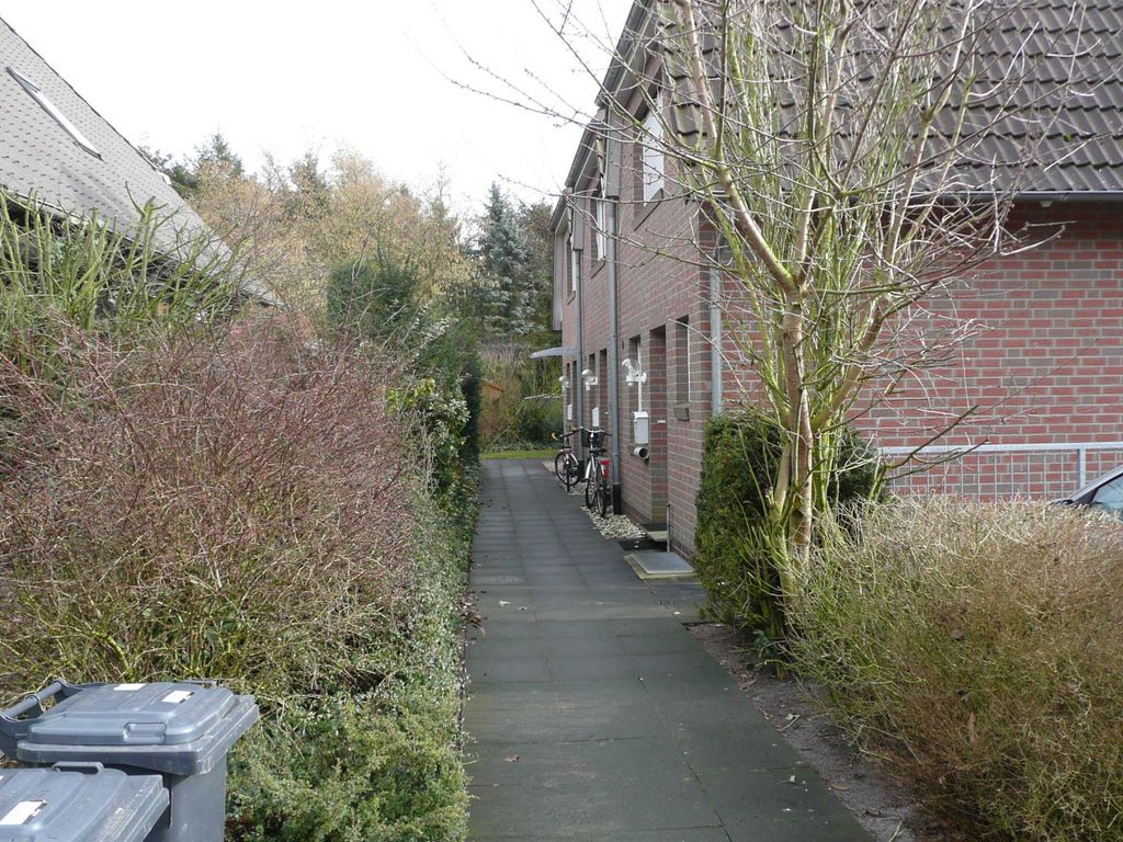 Weg zum Haus, rechts die Parkplätze