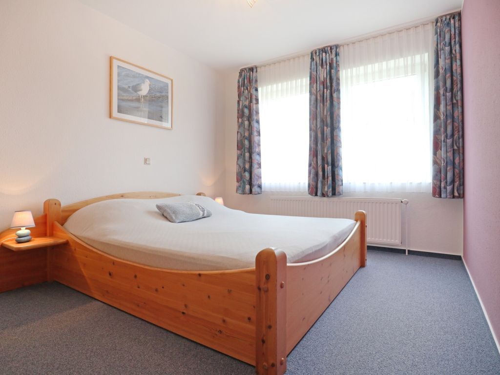 Goosbrink Whg. 18 - Blick in das Schlafzimmer mit einem Doppelbett