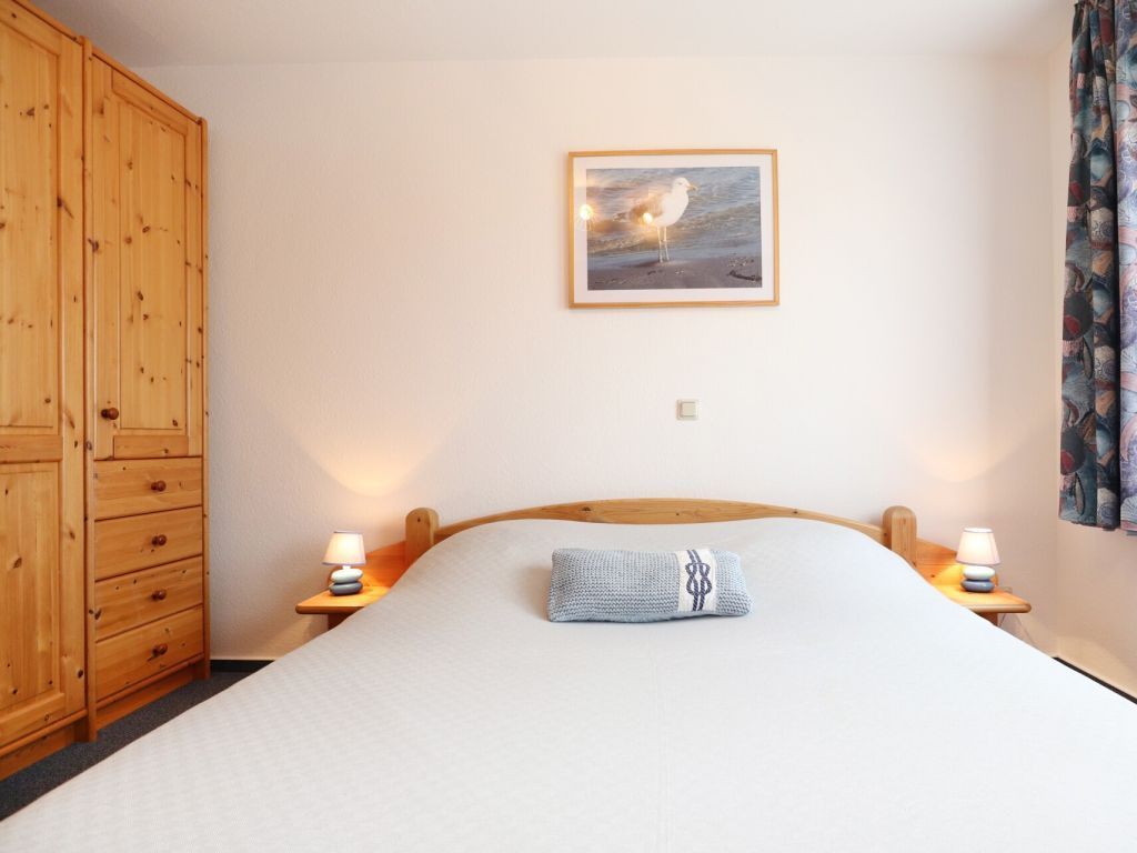Goosbrink Whg. 18 - Blick in das Schlafzimmer mit einem Doppelbett