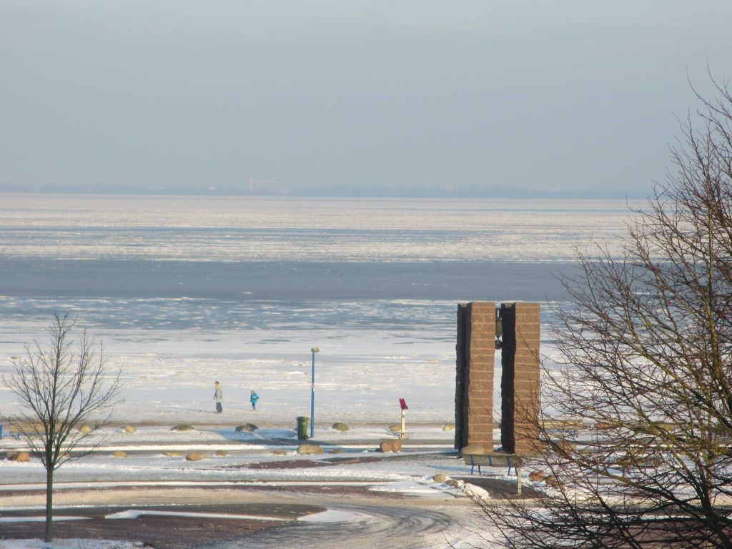 Meerblick von der Loggia im Winter auf den zugefrorenen Jadebusen