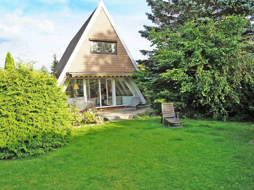 Zeltdachhaus in sonniger Lage mit Zaun