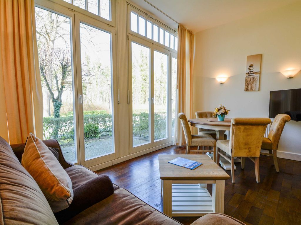 Das Wohnzimmer mit Zugang zur Terrasse