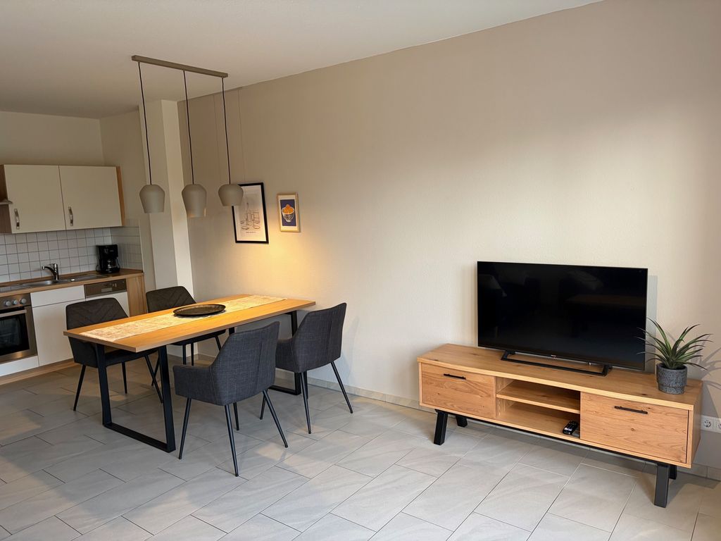 Wohnzimmer mit Blick auf den Eßbereich und die Küche