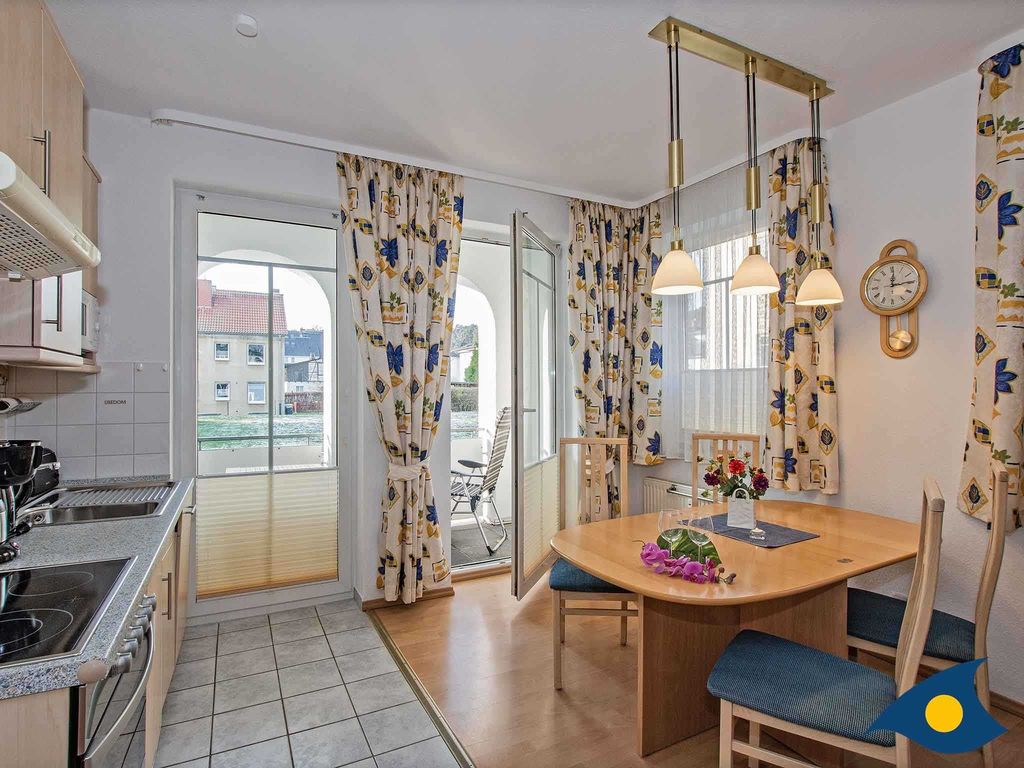 Essbereich mit Küchenzeile und Zugang zum Balkon
